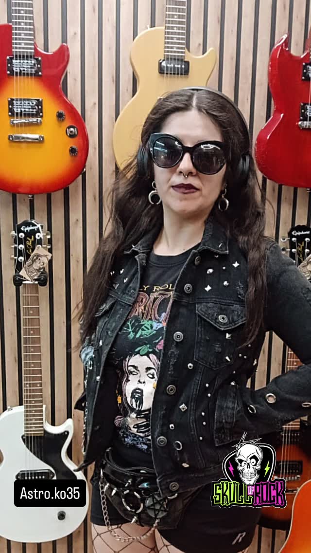 Chaqueta custom con aplicaciones, parches y accesorios personalizados.