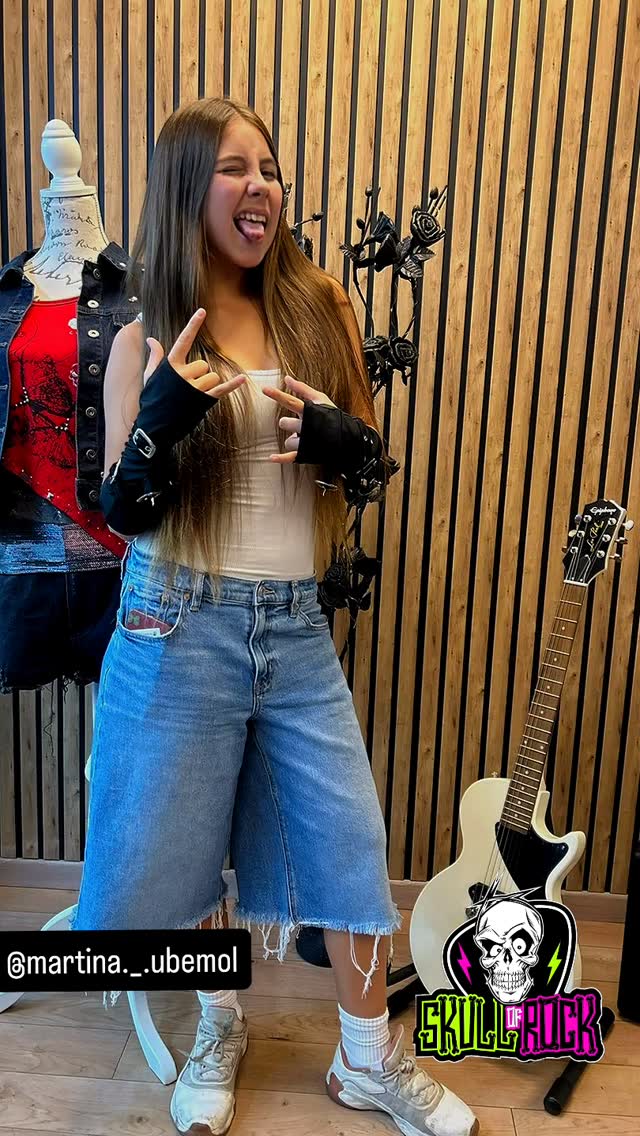 Prendas custom y actitud rockera, compartidas en @skullofrockchile.