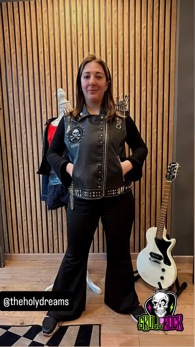 Chaqueta personalizada con parches, texturas y detalles propios.