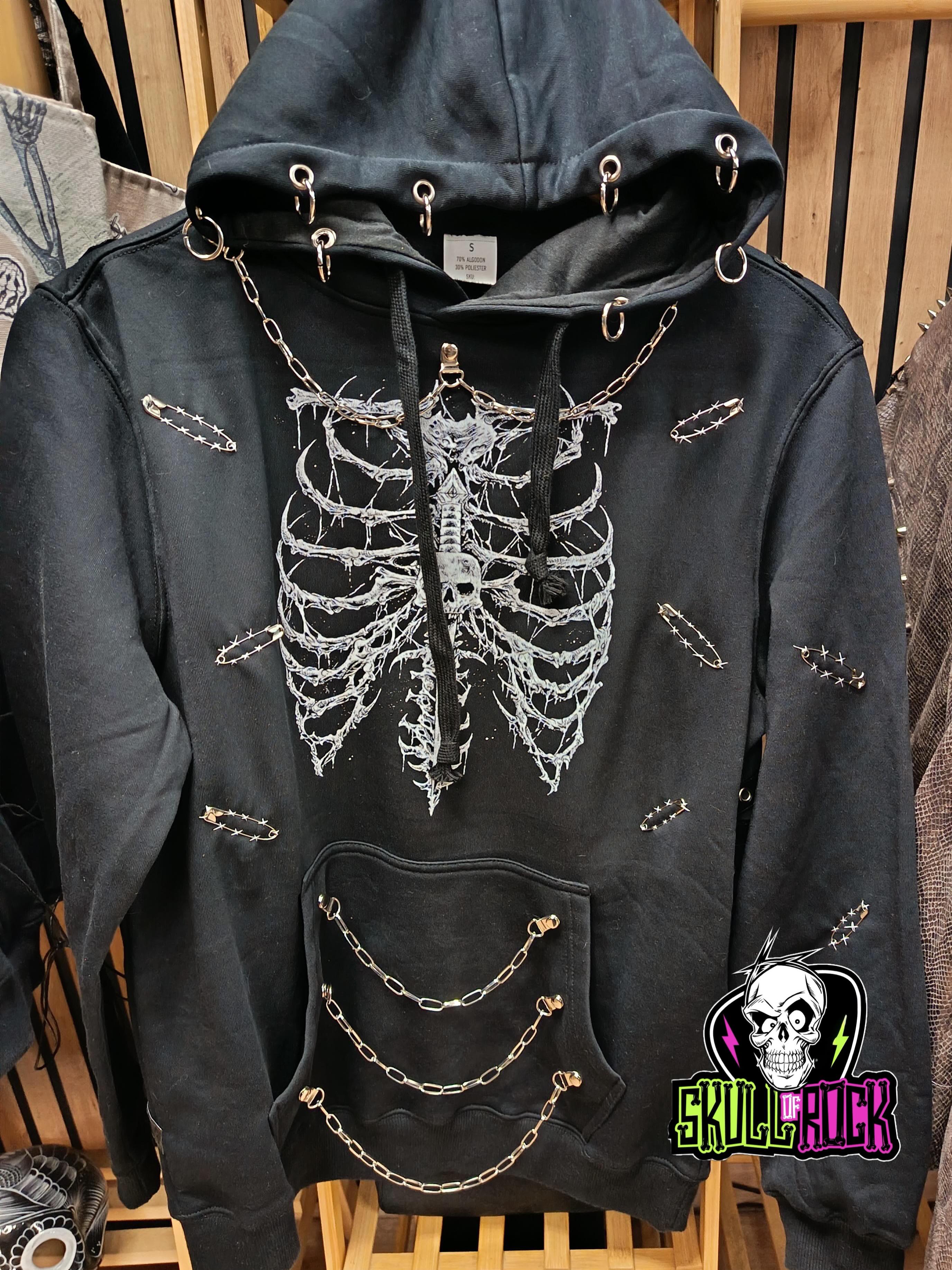 Polerón negro con estampado de costillas y calavera, cadenas, argollas y aplicaciones con ojetillos.