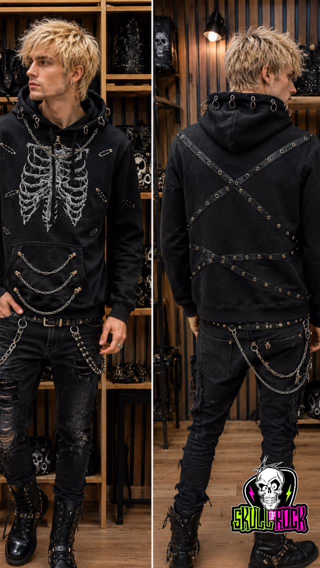 Polerón negro con diseño de costillas, argollas, cadenas y correas en la espalda.