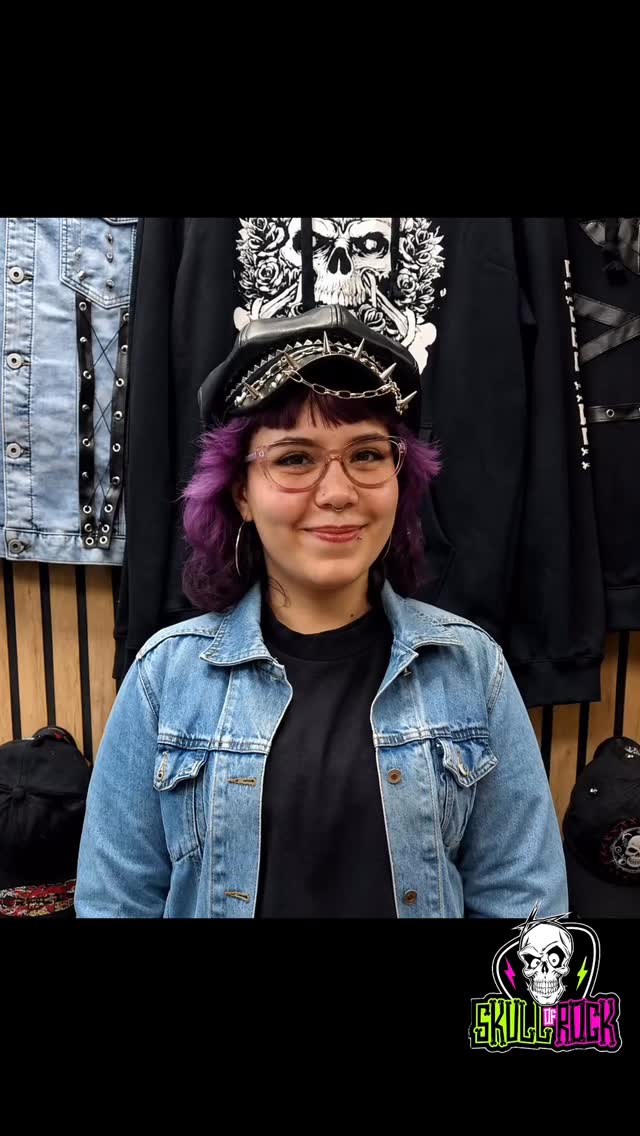 Boina negra de ecocuero con cadenas, tachas, remaches y puntas metálicas.