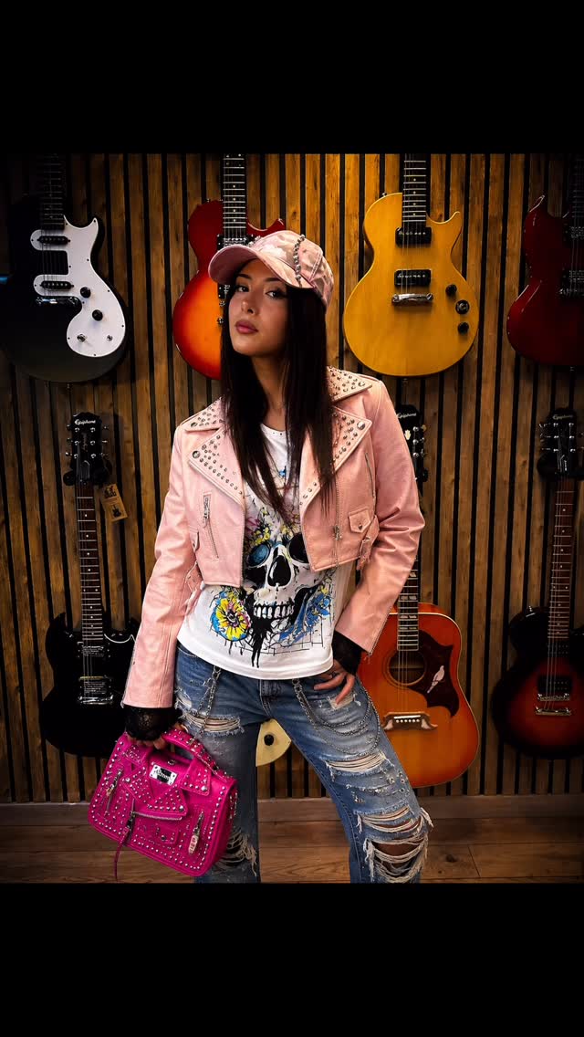 El universo custom: chaqueta rosada con tachas, polera de calavera y jeans intervenidos de Skull of Rock