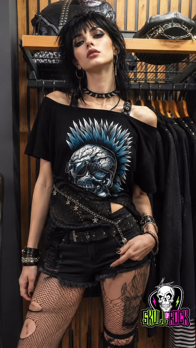 Polera negra con estampado de calavera, hombros descubiertos y detalles de ecocuero.