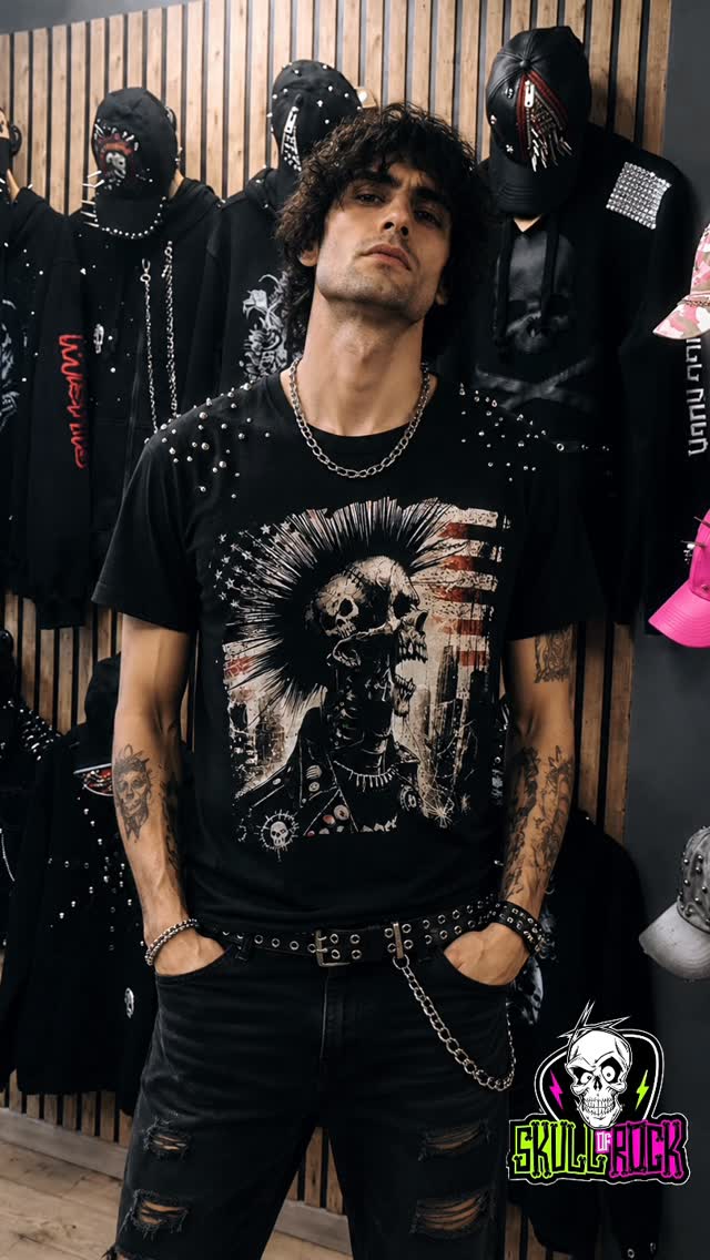 Poleras masculinas con estampados, cadenas y aplicaciones inspiradas en el rock.