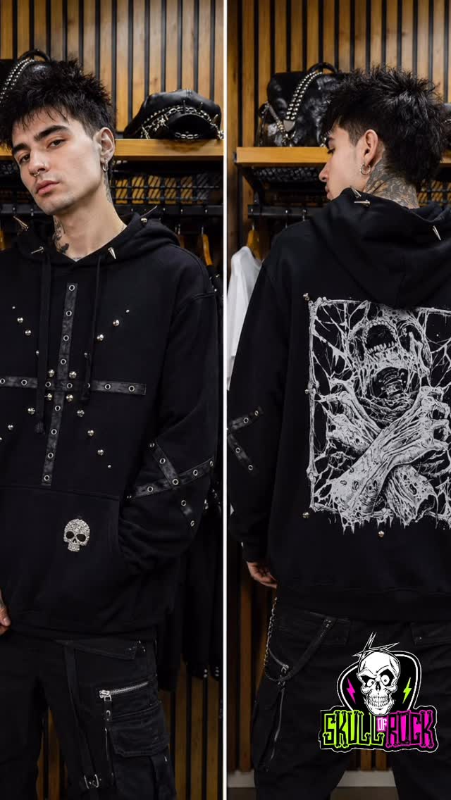 Polerón canguro negro con calavera estampada y aplicaciones metálicas.